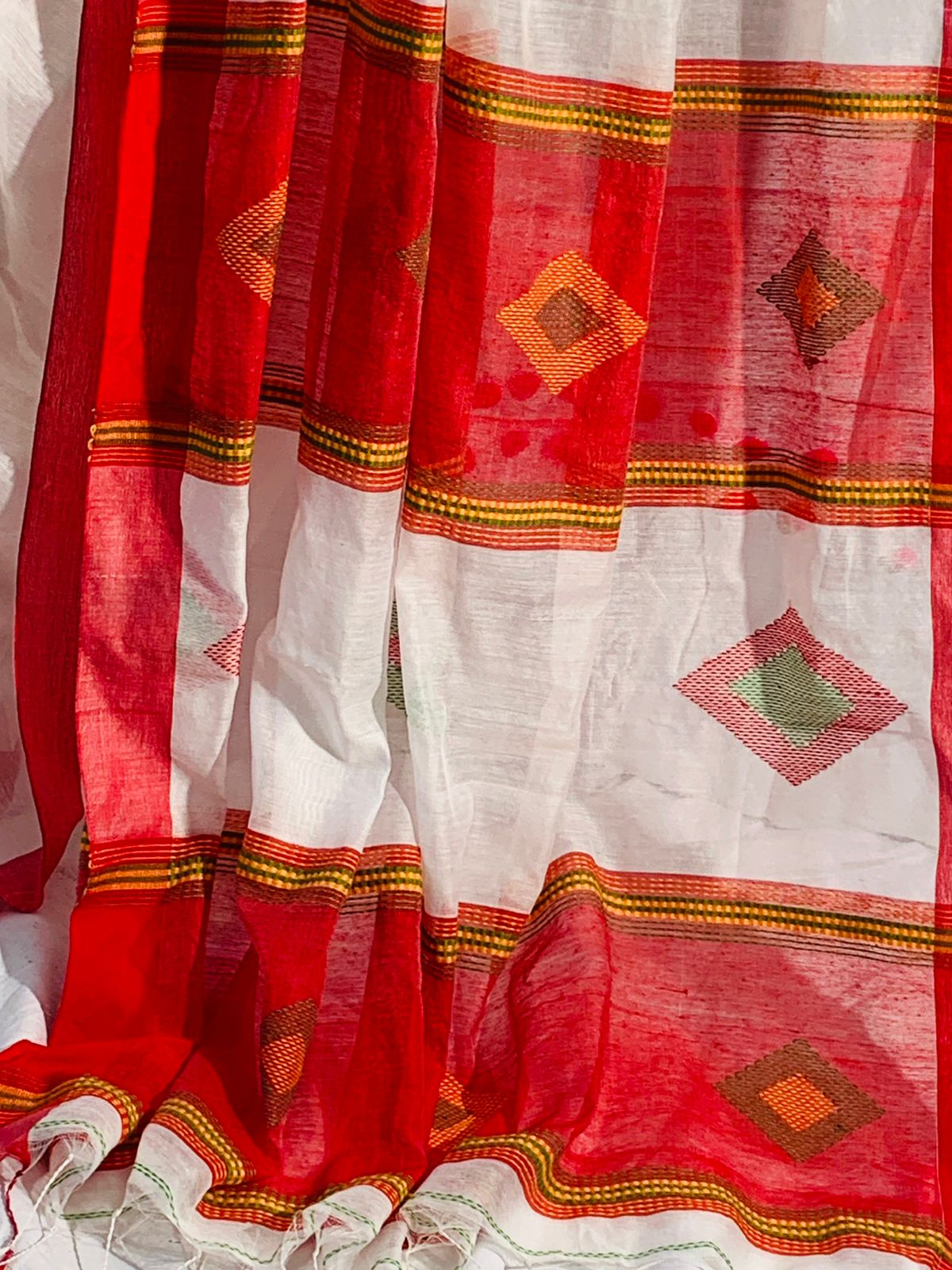 Mesmerizing White Bengal Handloom Saree with Red Border – Sujatra