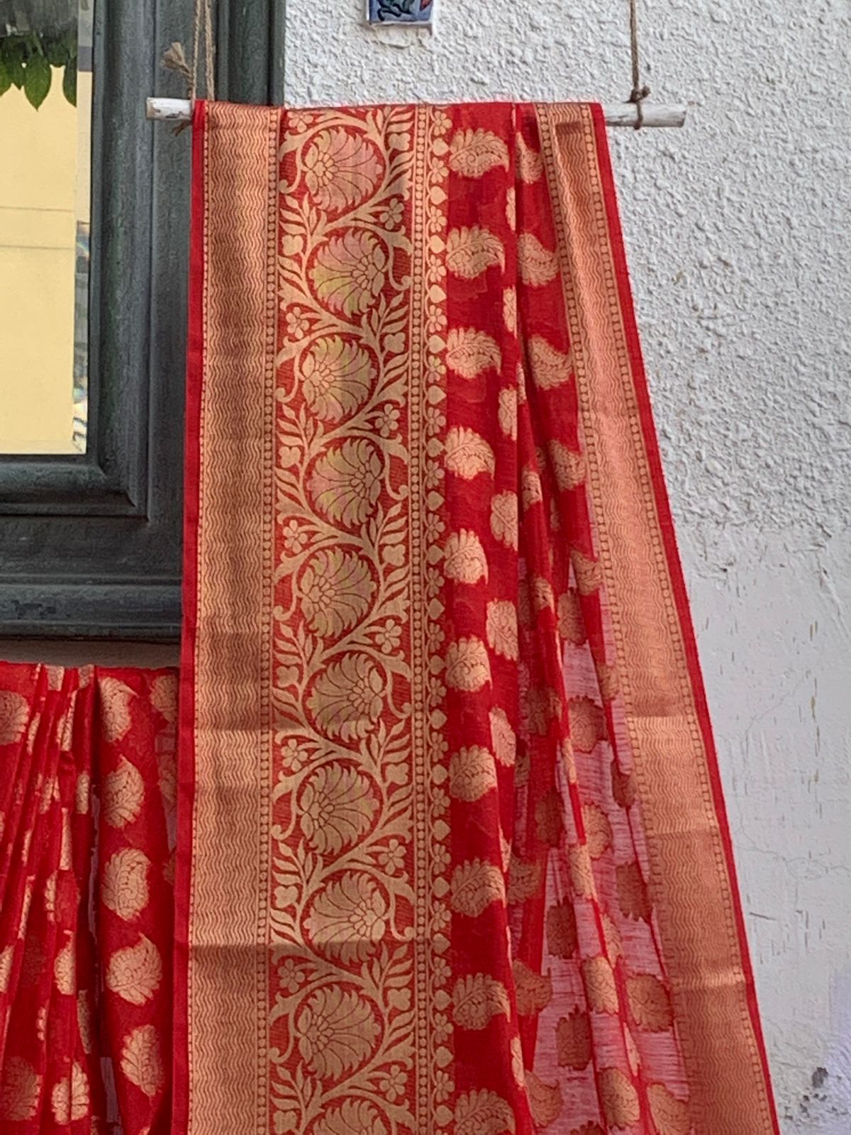 Buy Sariya Woven Banarasi Silk Blend, Jacquard Red Sarees Online @ Best  Price In India | Flipkart.com